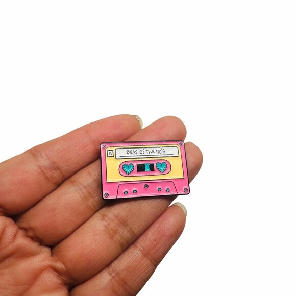 ⭐Pin Badge Cassette Tape Best of the 90s Retro Enamel Pin Broch Pink nostalgic⭐ - Picture 2 of 5